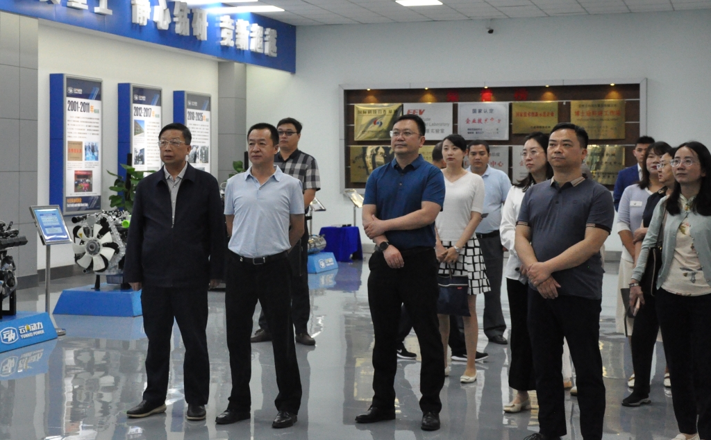 昆明市国资委党组书记王磊一行到云南新宝GG动力集团有限公司开展调研